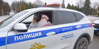 В Смоленске «Полицейский Дед Мороз» поздравил участников дорожного движения с наступающим Новым Годом - ГИБДД