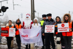 Акция по безопасности с участием Деда Мороза прошла на железнодорожном переезде в Смоленской области
