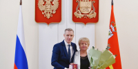 Губернатор Василий Анохин наградил Елену Ульяненкову медалью «Патриот Смоленщины» - Смоленская газета