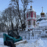 Единороссы расчистили от снега территорию у храма на улице Окопной перед Крещением - Смоленская газета
