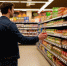 мужчина, молодой человек в продуктовом магазине, торговые ряды, полки, супермаркет, изображение YandexART - О чём Говорит Смоленск
