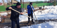 Депутаты Смоленского городского совета вышли на уборку воинского кладбища - Смоленская газета